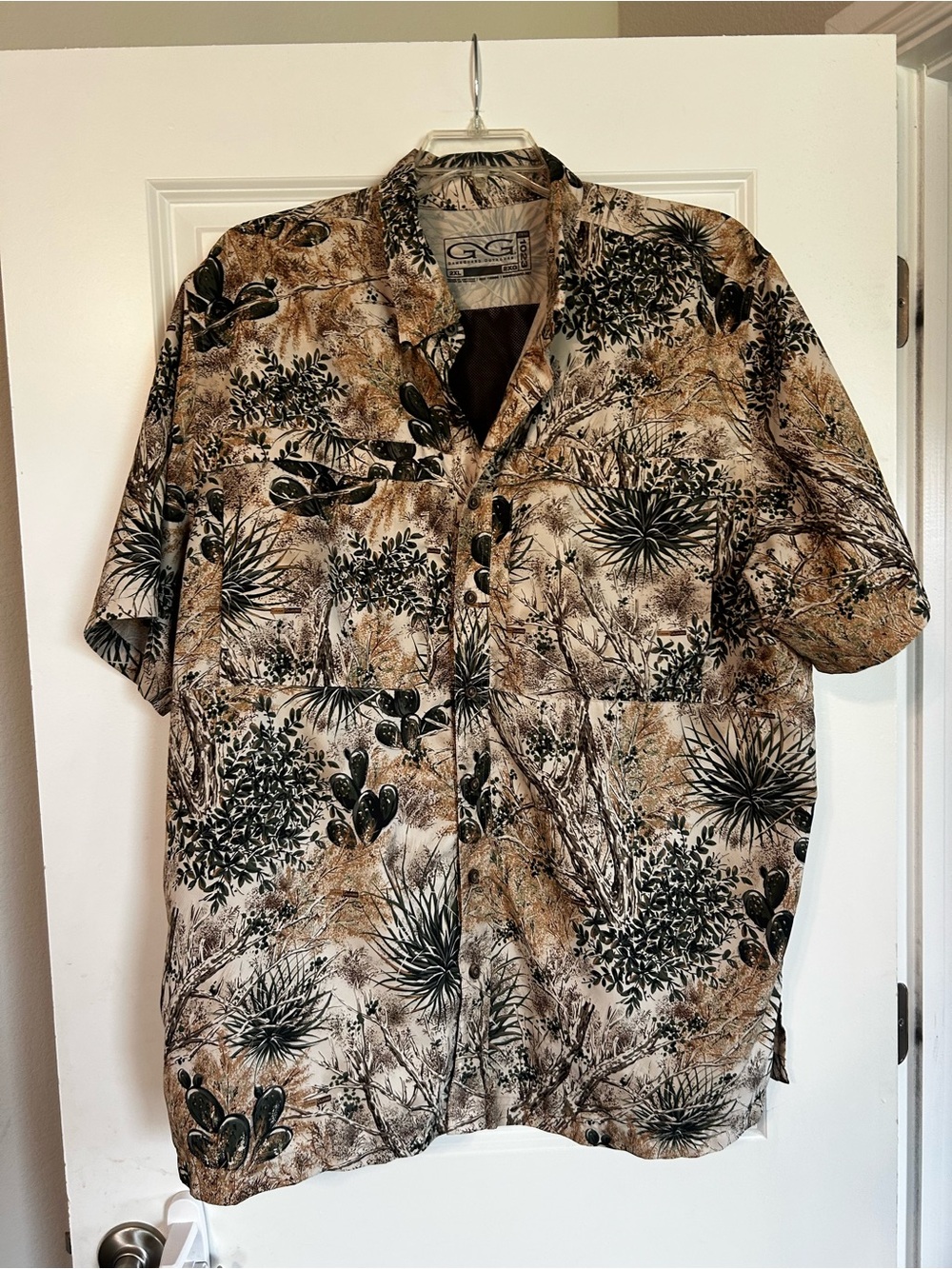Men’s Short-Sleeve Desert Cactus Print Button-Down Shirt - Brown/Black